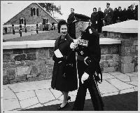 Sa Majesté la reine Elizabeth II et le gouverneur général Georges P. Vanier à la Citadelle de Québec. Date : Octobre 1964. Photographe : Inconnu. Référence : Bibliothèque et Archives Canada, C-056999.